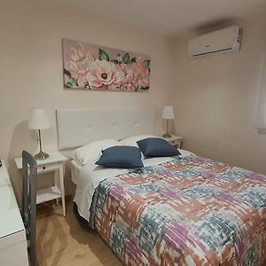 Bedroom With Private Bathroom In The City Center, Next To The Subway